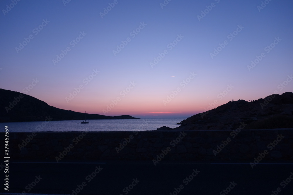 Sonnenuntergang am Meer mit Strand und Inseln in der Front