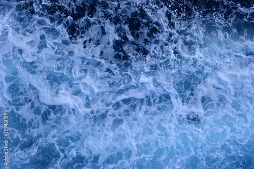 Aufgeschäntes Meer mit tiefblauer Farbe