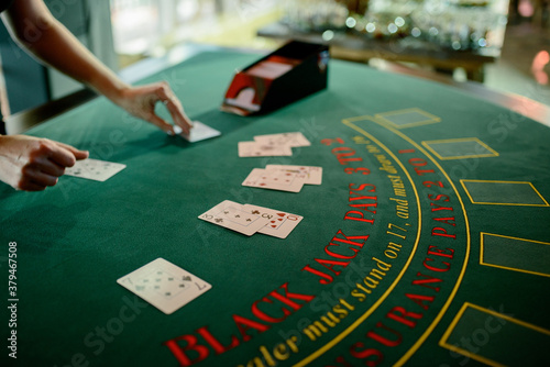 Fotografia the dealer distributes chips in the casino