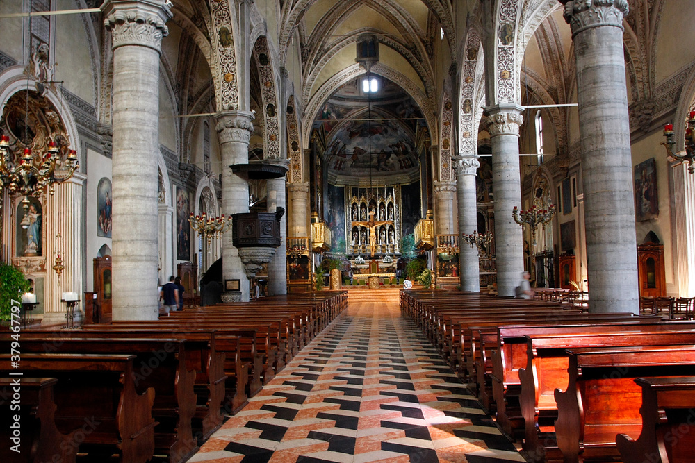 Kirchenschiff der Kathedrale Santa Maria Annunziata von Salò. Brescia, Lombardei, Italien, Europa 
