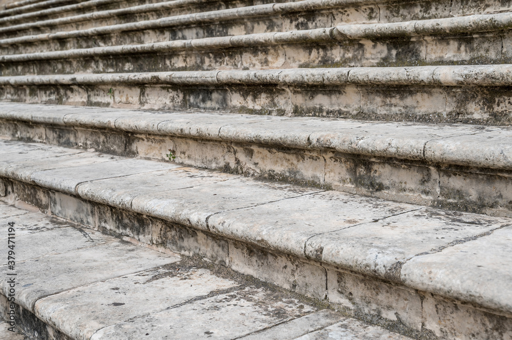 Alte Steintreppe als Hintergrund und Metapher für Auf- und Abstiege im Leben Alte Steintreppe als Hintergrund und Metapher für Auf- und Abstiege im Leben
