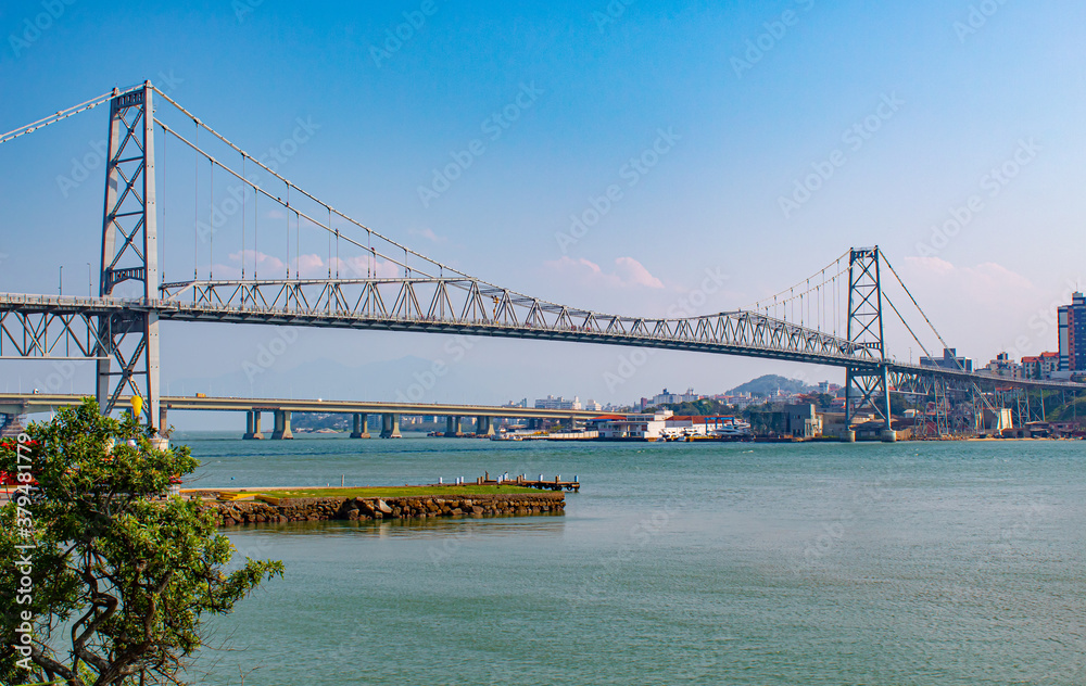 Fototapeta premium Dia de sol em Florianópolis e a Ponte Hercílio Luz, local turístico de florianopolis, Santa Catarina, Brasil