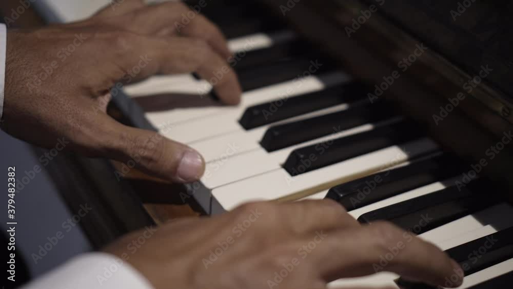 Manos de pianista tocando música con el piano con energía 4K Manos de pianista tocando música con el piano con energía 4K