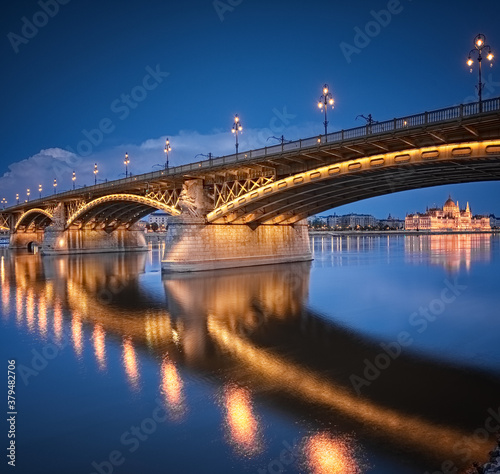 Carta da parati la città notturna - Carta da parati Margaret Bridge in Budapest at night