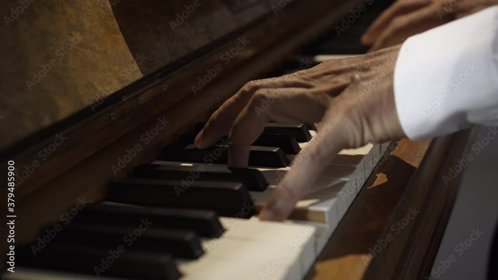 Manos de pianista tocando música con el piano con energía 4K