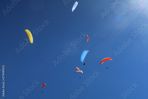 Parachutistes dans le ciel d'Auvergne au temps de la Covid