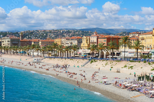 La plage de Nice et la Promenade des Anglais