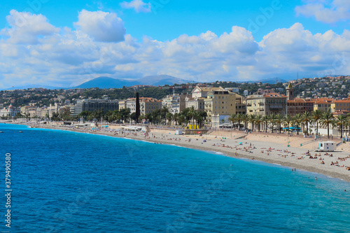 La plage de Nice et la Promenade des Anglais © victor