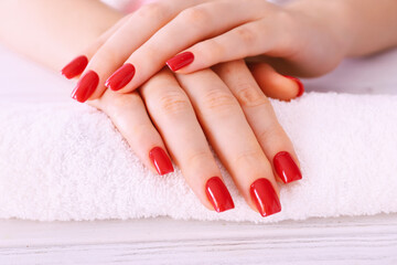 Leinwandbilder Nagelstudio Klassische rote Maniküre Nahaufnahme  © Limages Studio