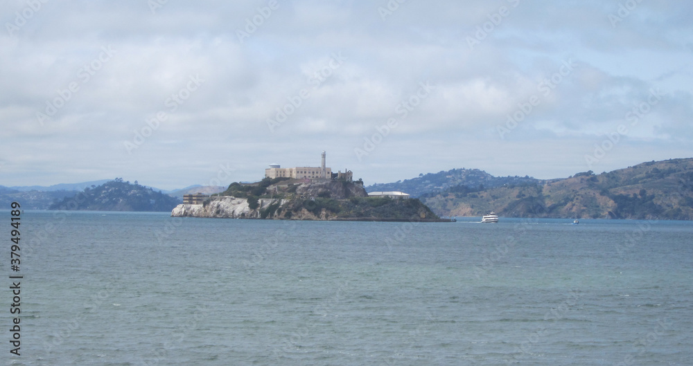 Vista de la isla de Alcatraz, en la Bahía de San Francisco, California, Estados Unidos.