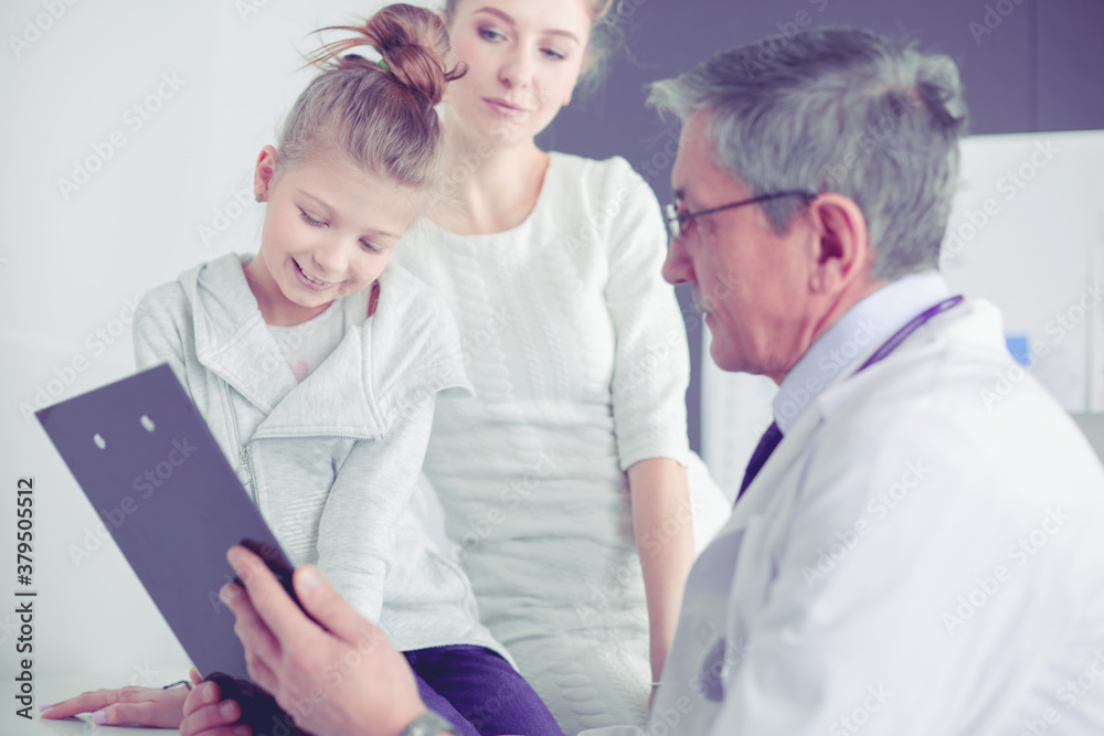 Obraz premium Little girl with her mother at a doctor on consultation
