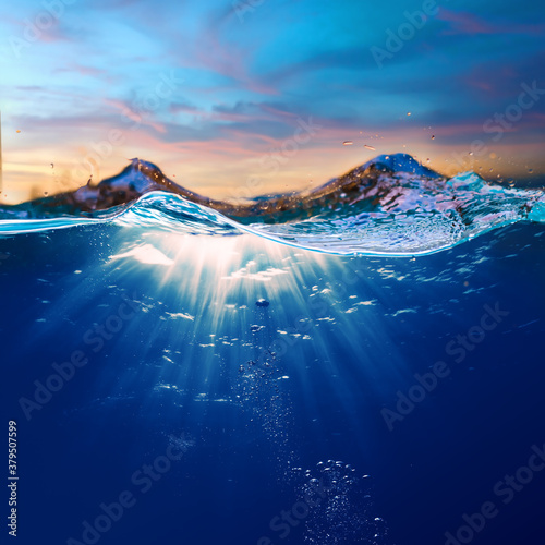 Fotografía design template with underwater part and sunset skylight splitted by waterline