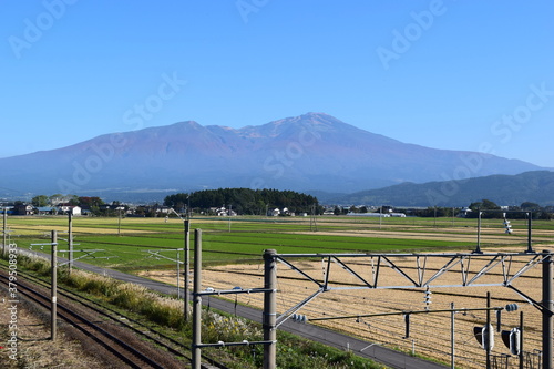 鳥海山（出羽富士）／ 山形県の最高峰、標高2,236mの鳥海山（ちょうかいさん）は、日本百名山、日本百景、日本の地質百選に選定されている活火山で、山頂に雪が積もった姿が富士山にそっくりなため、出羽富士（でわふじ）と呼ばれ親しまれています。