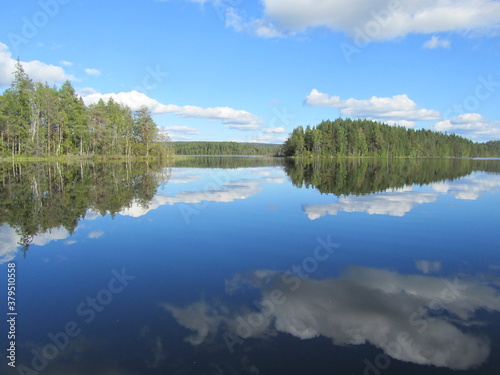 Fototapeta Naklejka Na Ścianę i Meble -  lake in the mountains with sky