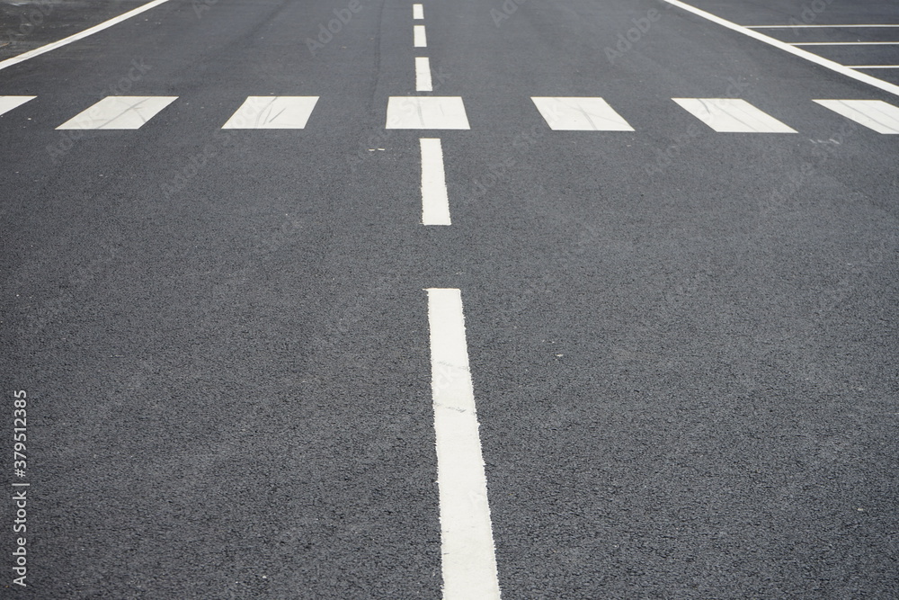 Lignes blanches et passage pour piétons .