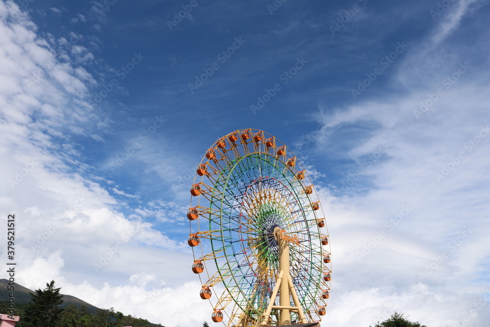 Fototapeta premium 静岡県裾野市にある富士山のふもとの遊園地の大観覧車と青い空
