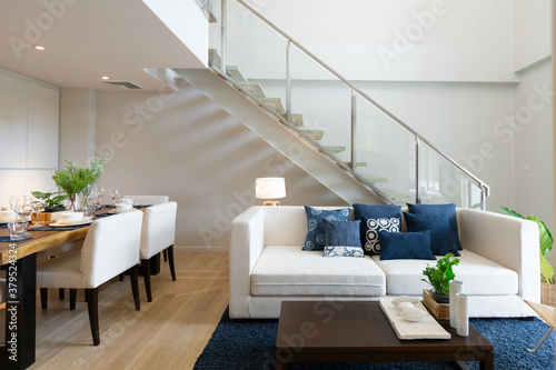 Foto Duplex apartment by Living room interior design decorating with modern contemporary styles