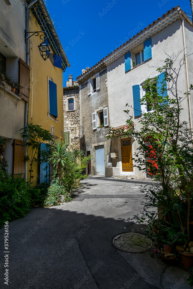 Saint-Mitre-les-Remparts, village médiéval des Bouches-du-Rhône en région Occitanie.	