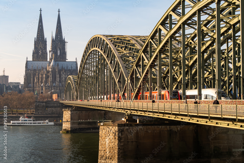 Obraz premium View Cologne Cathedral and Hohenzollern Bridge in Cologne, Germany