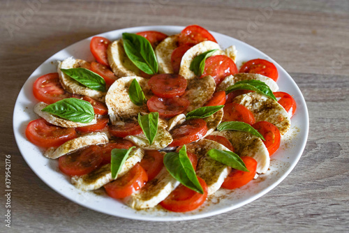 Teller mit Tomate - Mozzarella - Basilikum und Gewürzen 1