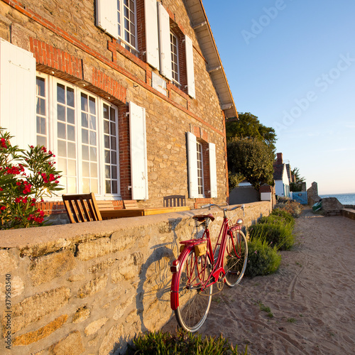 Maison de bord de mer sur l   le de Noirmoutier en Vend  e  France.