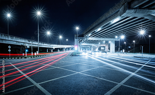 Freeway in night with cars light in crossroads © Image Craft