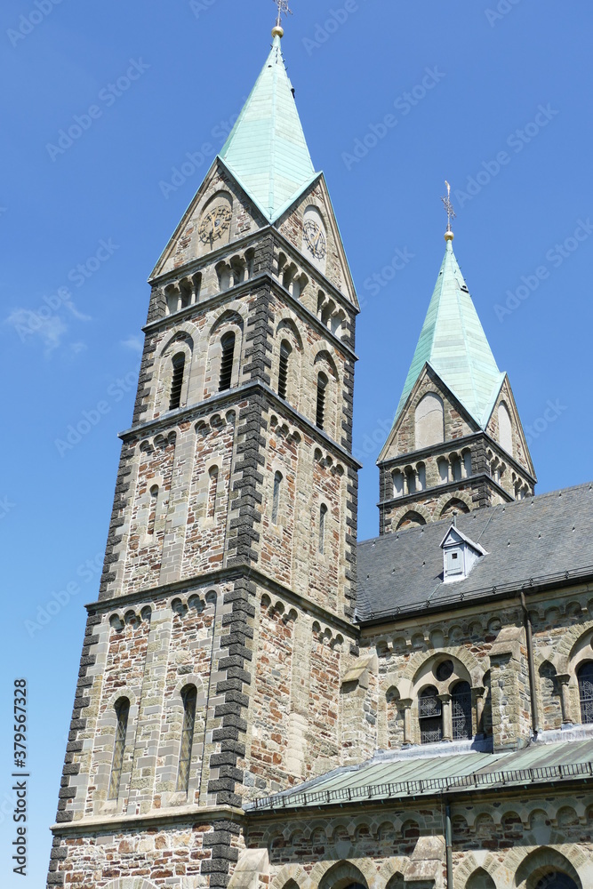Seitenansicht mit Kirchturm der St.-Lambertus-Kirche in Kalterherberg / Eifel