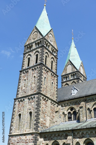 Seitenansicht mit Kirchturm der St.-Lambertus-Kirche in Kalterherberg / Eifel