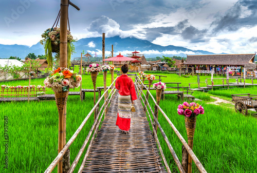 Canvastavla Thai women dressed in Thai Lanna costumes Walking in front of important tourist sites in Nan province, Thailand
