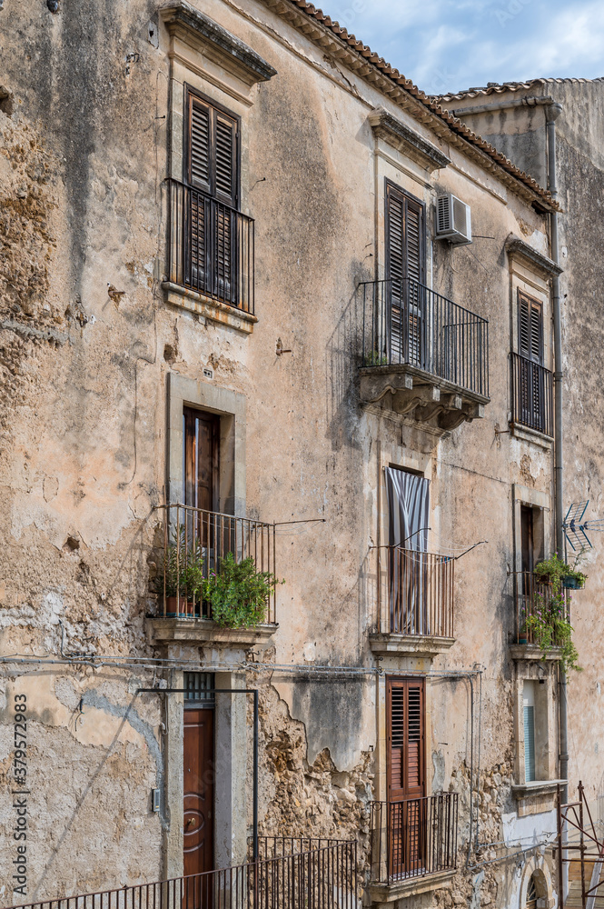 Obraz premium Altes Gebäude mit verwitterter Fassade in der Altstadt von Noto auf Sizilien
