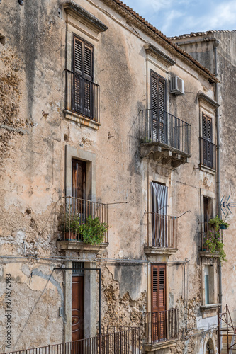 Altes Gebäude mit verwitterter Fassade in der Altstadt von Noto auf Sizilien