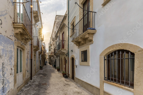 Enge Gasse in der Altstadt Ortygia auf Sizilien im mediterranen Stil