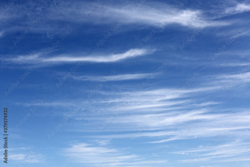 Fototapeta premium Federwolken am blauen Himmel