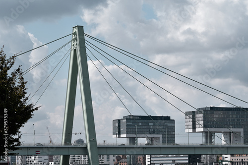 Severinsbrücke und Krankhäuser
