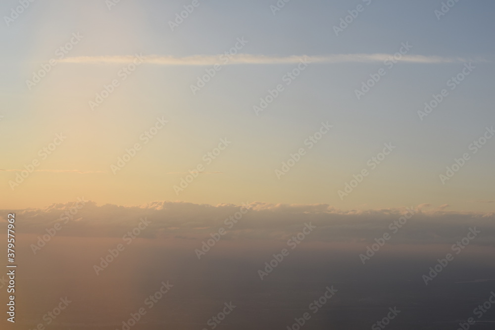 Blick auf die Wolken aus dem Flugzeug