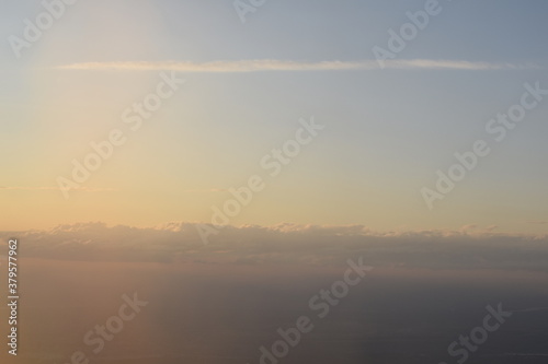 Blick auf die Wolken aus dem Flugzeug