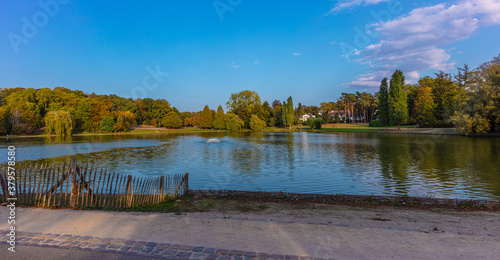 fontaine au milieu d'un etang à Bruxelles photo