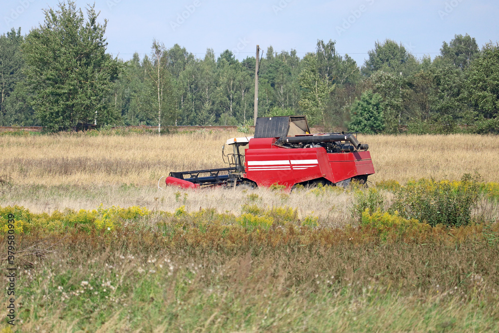 combine harvester aids in the harvesting of grain crops combine harvester aids in the harvesting of grain crops