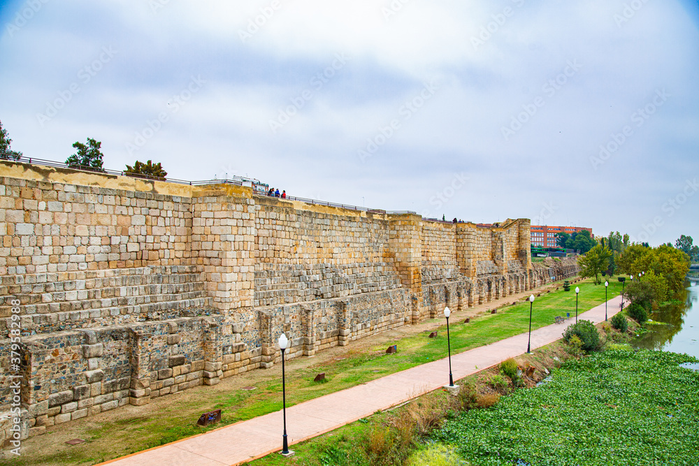 Foto de Muralla defensiva y sendero de tierra con farolas en parque do ...