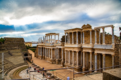 Vista de columnas y adornos de Teatro Romano en Mérida