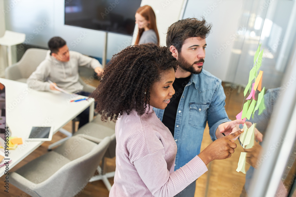 Obraz premium Webdesigner Team analysiert Haftnotizen