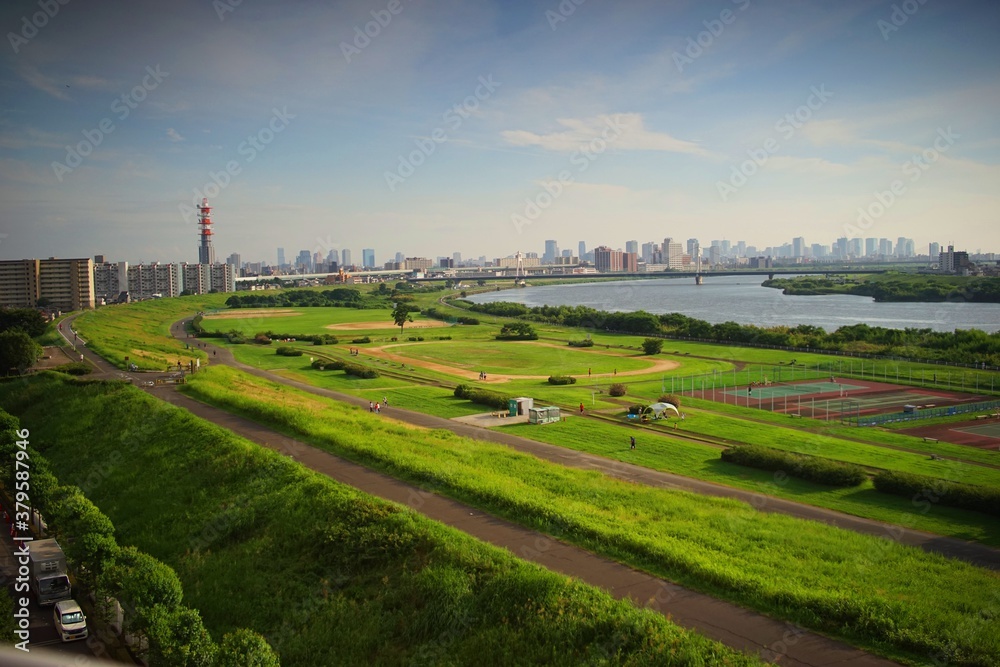 Φωτογραφία .......大河川の向こうに見える大都市の遠景