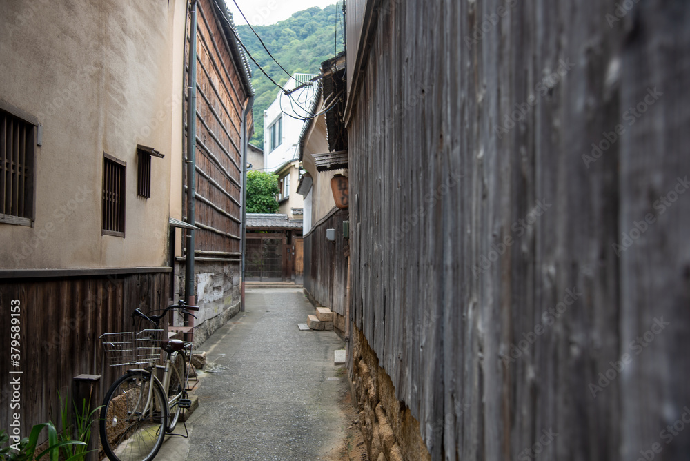 広島県・鞆の浦、古い板壁の道