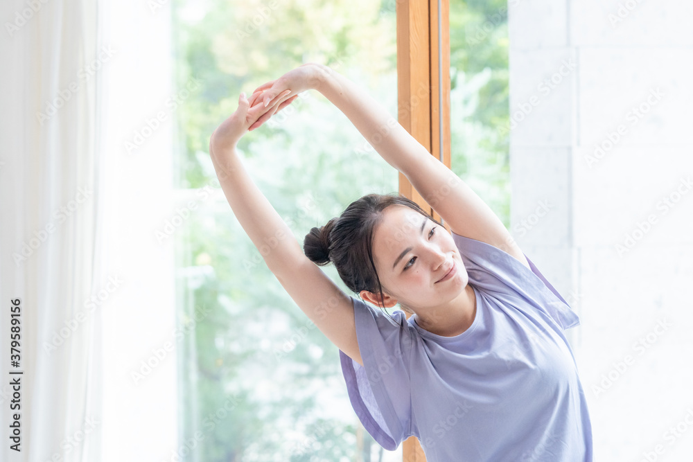 ストレッチする女性 ストレッチする女性