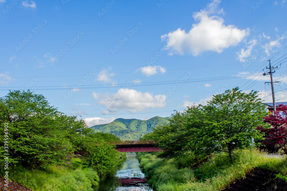 日本の原風景・小川と新緑と橋
