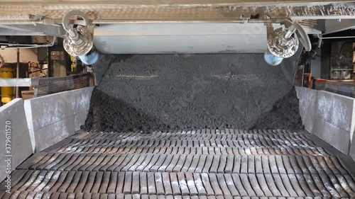 The charge materials are scattered on the sintering machine. Sinter production.