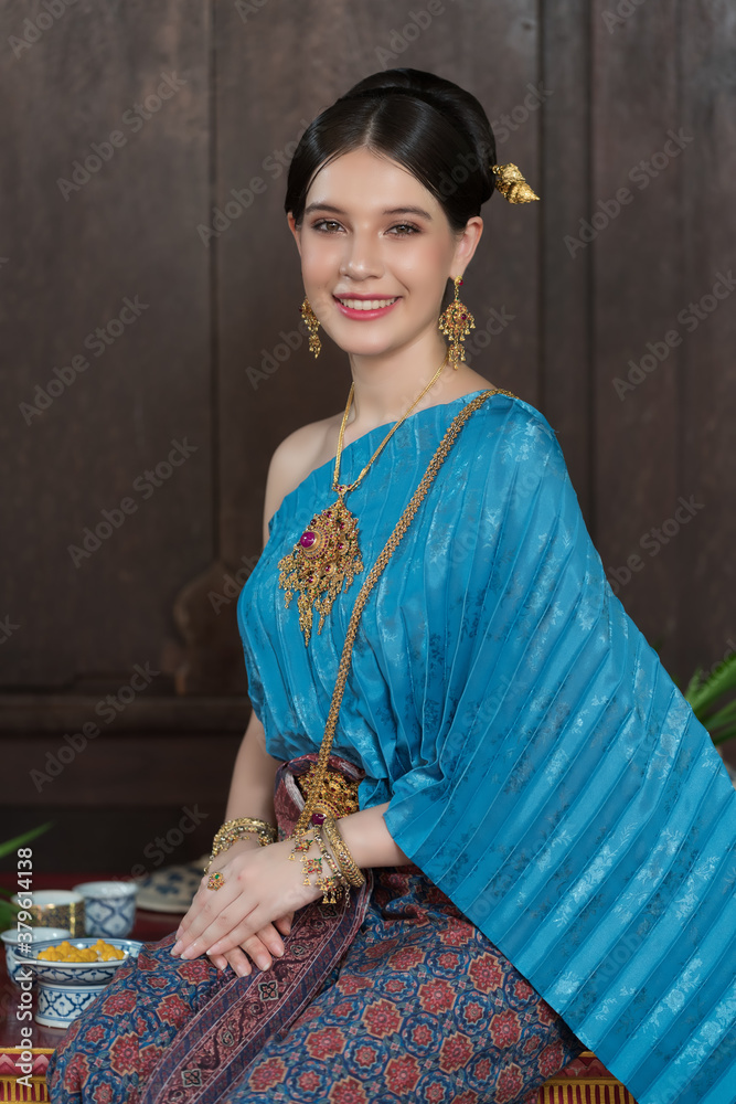 Thai women wearing traditional heritage costumes
