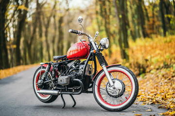 Tableau sur plexiglas Moto Moto rouge custom sur route forestière  © bedya