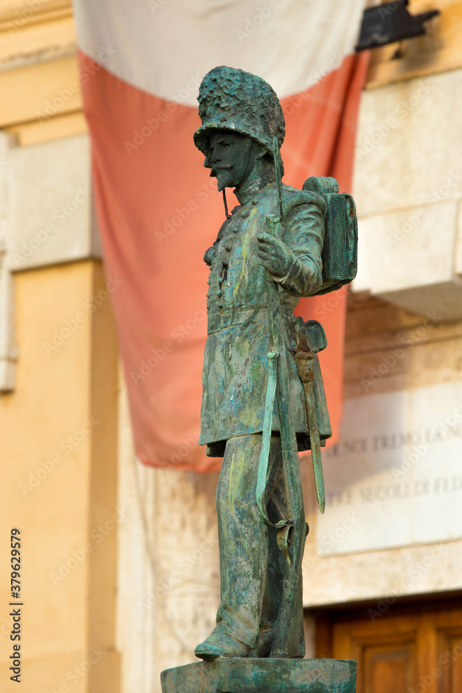 Fototapeta premium Roma, statua di un soldato all'ingresso del museo del Granatieri