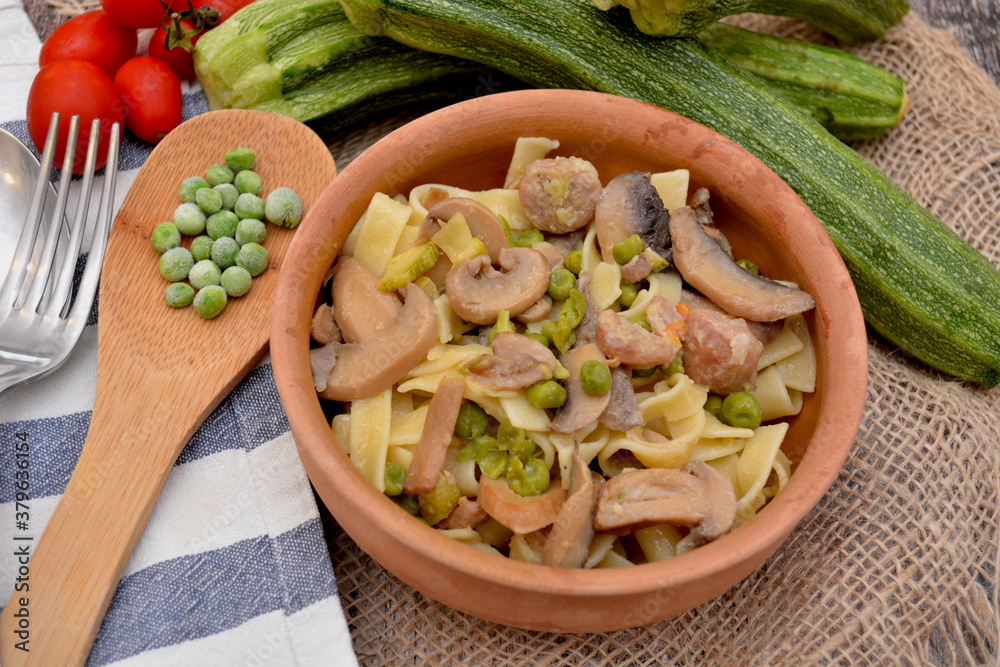 tagliatelle alla boscaiola cibo italiano con salsiccia di maiale funghi ...